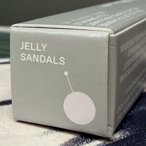 r.e.m. beauty Plumping Lipgloss in Jelly Sandals - Iridescent Pearl NIB - Picture 8 of 10